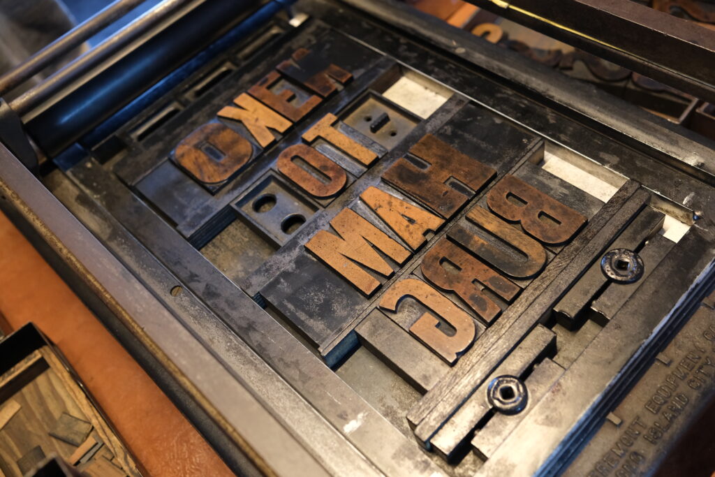 NINE LETTERPRESSの活版印刷ワークショップで、NEKO・TO・HAM・BURGの4段に組まれた木活字