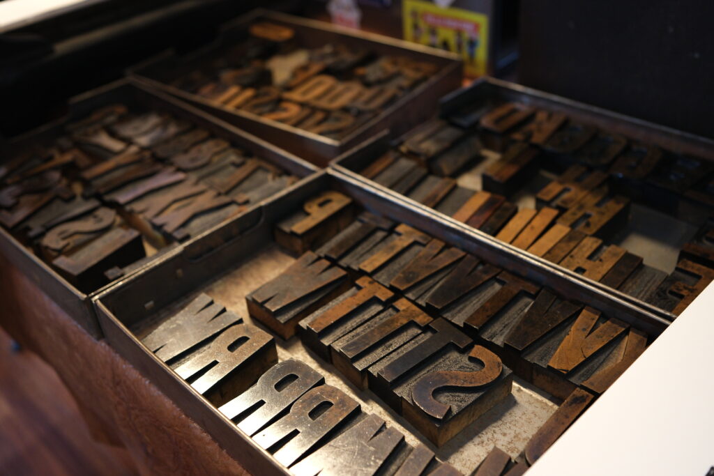 NINE LETTERPRESSのワークショップで使用された、木箱に並ぶさまざまな大きさの木活字